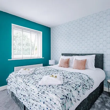 Stylish 4 Bedroom House - Parking, Wi-fi, Kitchen アパート マンチェスター