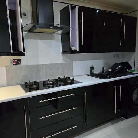 Апартаменты Stylish To Rent 100m From The Etihad And Coop Live *