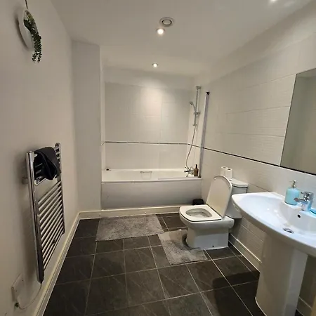 Spacious 2 Bedroom Centre Appartement *