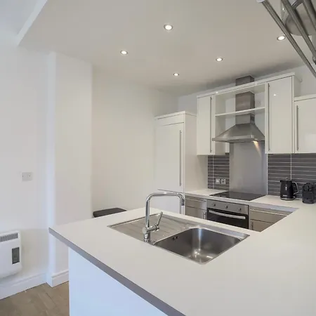 Large Centre Stylish And Spacious *