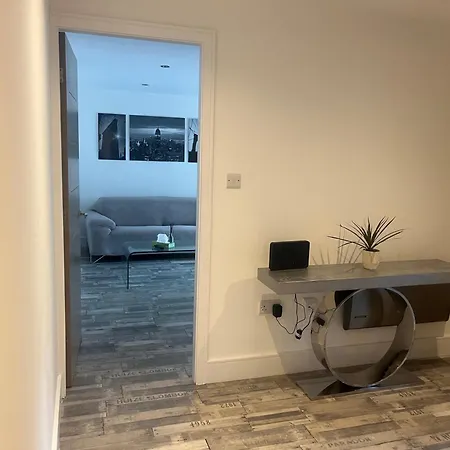 2 Bed - Sleeps 4 - Free Parking דירה *