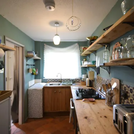 Stylish 1br Retreat With Garden And Rustic Kitchen