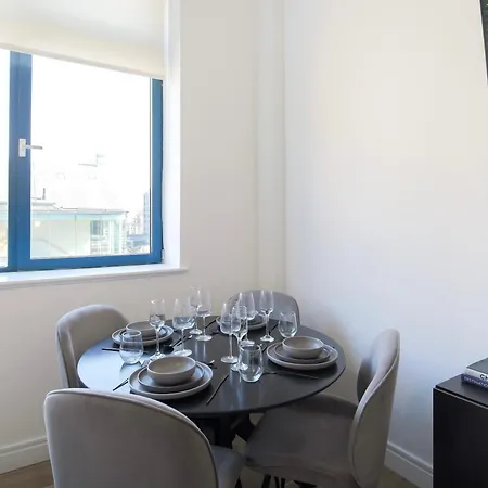 Апартаменты Large Centre Stylish And Spacious *