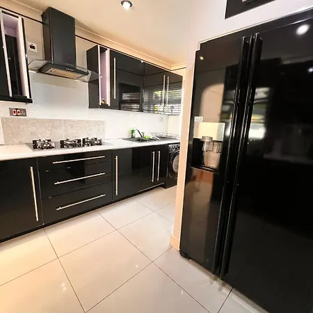 Апартаменты Stylish To Rent 100m From The Etihad And Coop Live