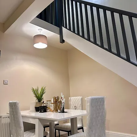 Our Charming 3-bedroom, 1-bathroom Flat * مانشستر