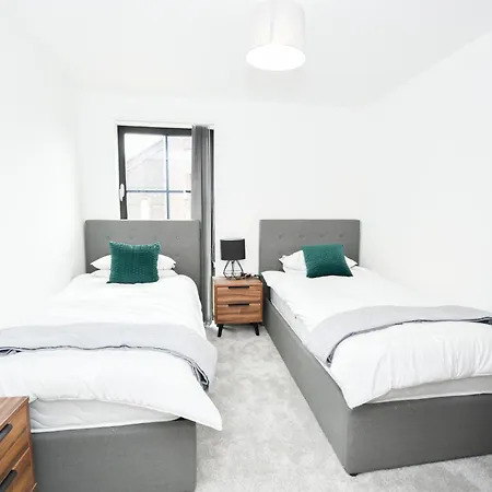 Modern 3br & 2ba With Free Parking, M4