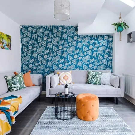 アパート Stylish 4 Bedroom House - Parking, Wi-fi, Kitchen *