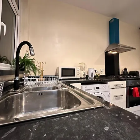 Our Charming 3-bedroom, 1-bathroom Flat شقة مانشستر