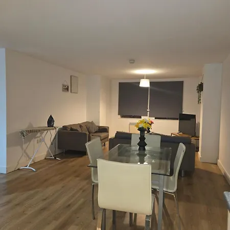 Spacious 2 Bedroom Centre *