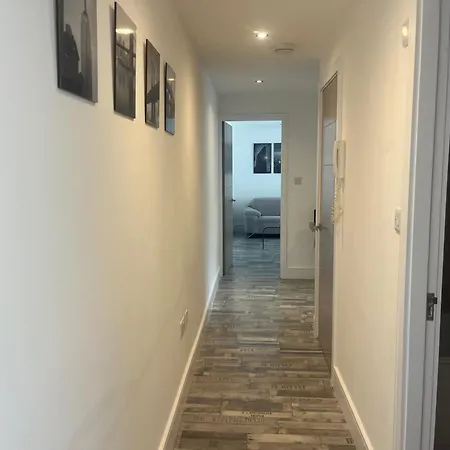 2 Bed - Sleeps 4 - Free Parking