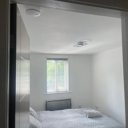2 Bed - Sleeps 4 - Free Parking *