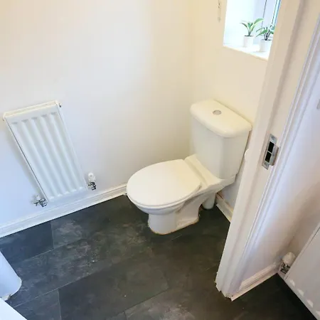 Modern 2 Bed House Close To * マンチェスター