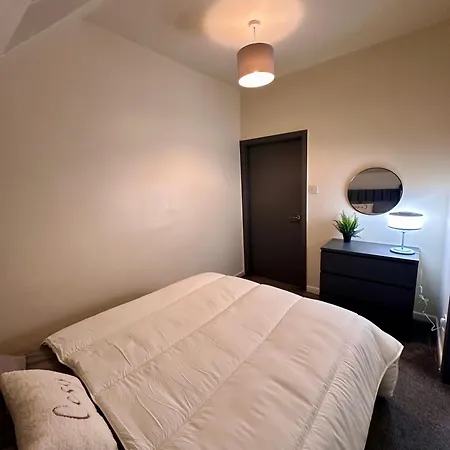 شقة Our Charming 3-bedroom, 1-bathroom Flat مانشستر