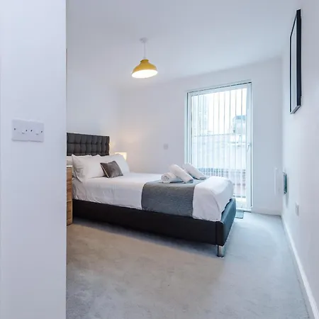 Apartment Stylish Two Bedroom With Balcony