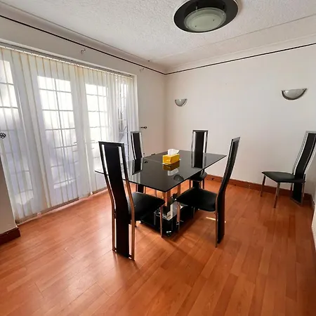 Stylish To Rent 100m From The Etihad And Coop Live Апартаменты *