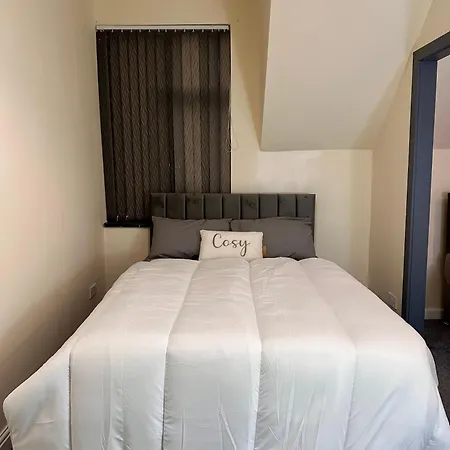 Our Charming 3-bedroom, 1-bathroom Flat Apartamento