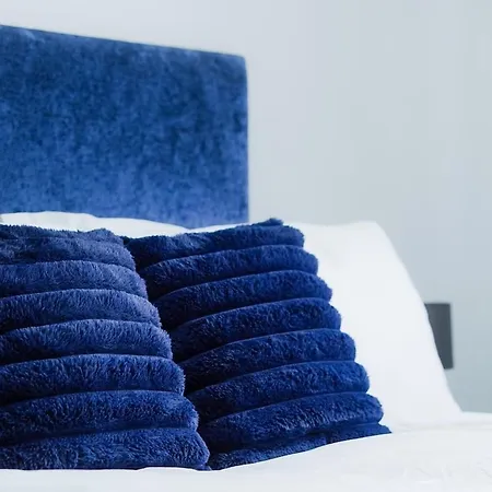 Modern 2Br City Flat Parking Sleeps 6