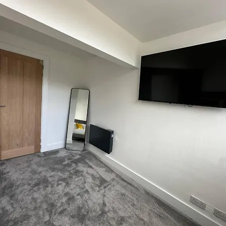 6 Guests Parking Near Old Trafford Football & Cricket 10 Mins To Ideal For Contractors & Professionals * Manchester