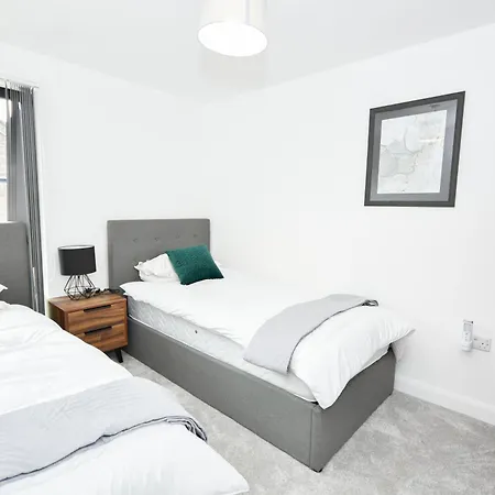 Modern 3br & 2ba With Free Parking, M4 *