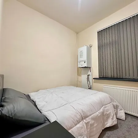 شقة Our Charming 3-bedroom, 1-bathroom Flat *