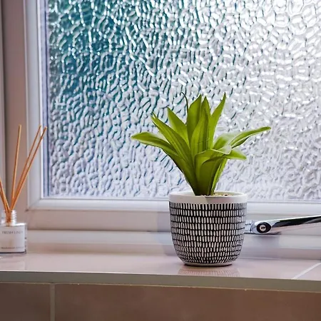 Spacious 2Br Near Centre - Sleeps 6 - Parking 公寓