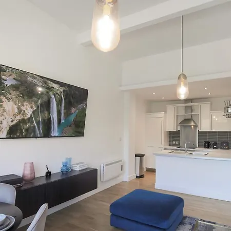 Large Centre Stylish And Spacious