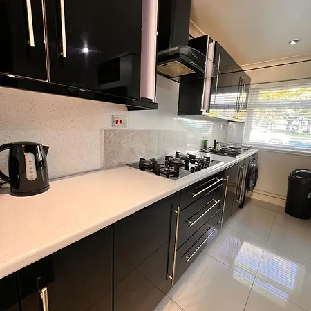 Stylish To Rent 100m From The Etihad And Coop Live Манчестер