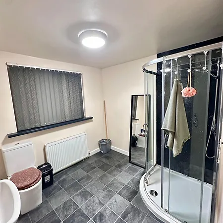 Our Charming 3-bedroom, 1-bathroom Flat شقة