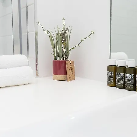 Stunning 2-bed Retreat - Ao Arena & Victoria Stn