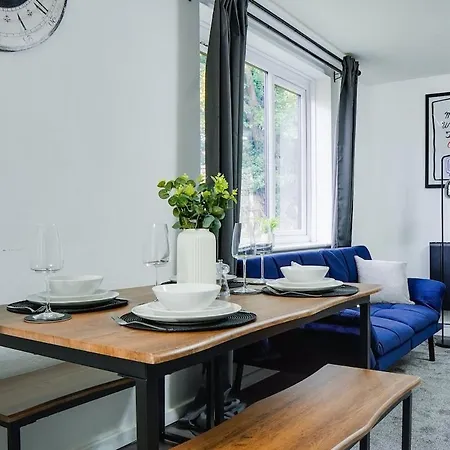 Modern 2Br City Flat Parking Sleeps 6 מנצ'סטר