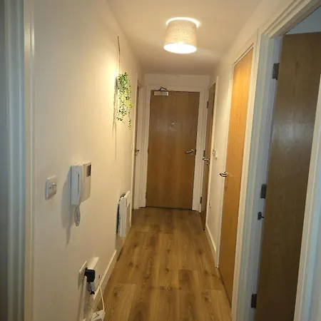 Spacious 2 Bedroom Centre Appartement *