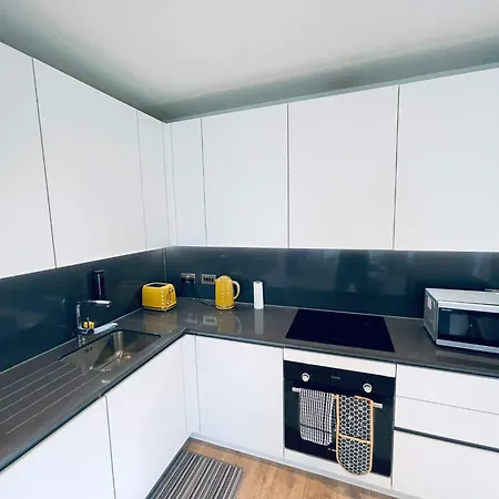 Sky View Centre Luxe - 2 Bedrooms *