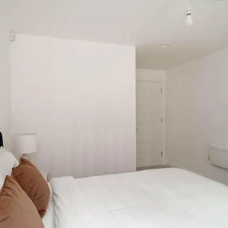 Contemporary 2bed Near Etihad Lägenhet *