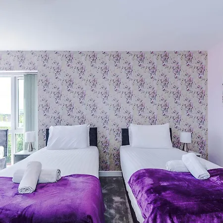 Large Townhouse By The Etihad & Coop Live Arena With Free Parking *