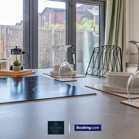 Prázdninový dům Luxury Retreat For 10 Short Lets & Serviced With Hot Tub And Spacious Garden *