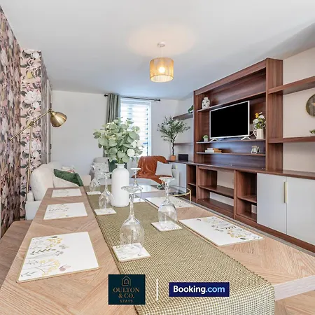 Luxury Retreat For 10 Short Lets & Serviced With Hot Tub And Spacious Garden Prázdninový dům *