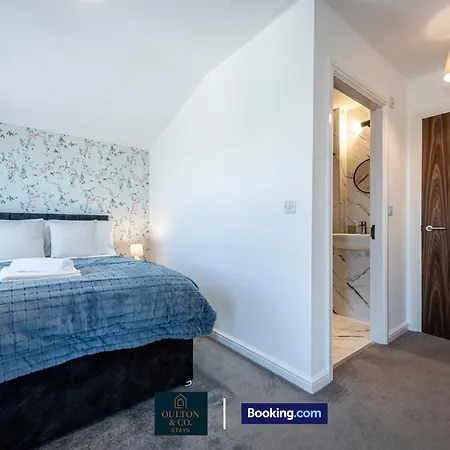 Luxury Retreat For 10 - Short Lets & Serviced With Hot Tub And Spacious Garden Casa de Férias *