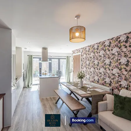 Casa de Férias Luxury Retreat For 10 - Short Lets & Serviced With Hot Tub And Spacious Garden Manchester