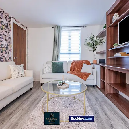 Luxury Retreat For 10 - Short Lets & Serviced With Hot Tub And Spacious Garden