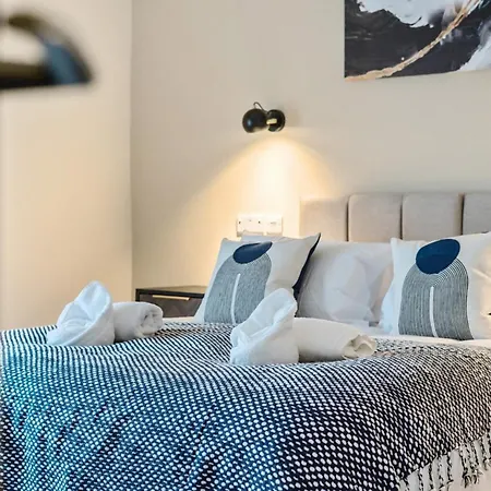 2 Bed Near Etihad & Centre On A Quiet Street With Free Parking