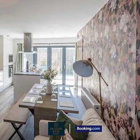 Luxury Retreat For 10 Short Lets & Serviced With Hot Tub And Spacious Garden
