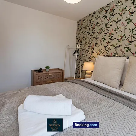 Luxury Retreat For 10 Short Lets & Serviced With Hot Tub And Spacious Garden *
