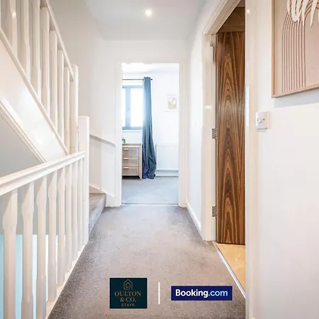 Luxury Retreat For 10 Short Lets & Serviced With Hot Tub And Spacious Garden