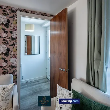 Spacious 5-bed House With A Hot Tub Sleeps 10 Feriehus Manchester