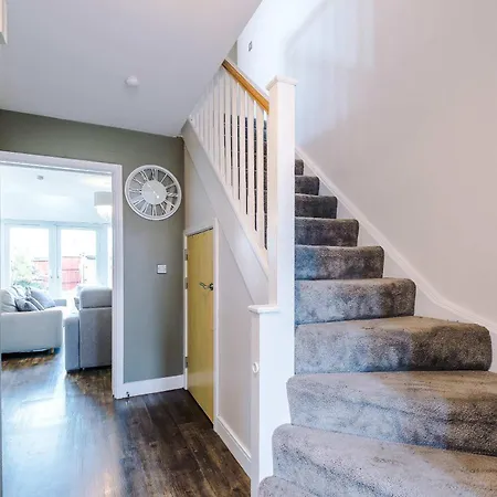 Large Townhouse By The Etihad & Coop Live Arena With Free Parking Hébergement de vacances