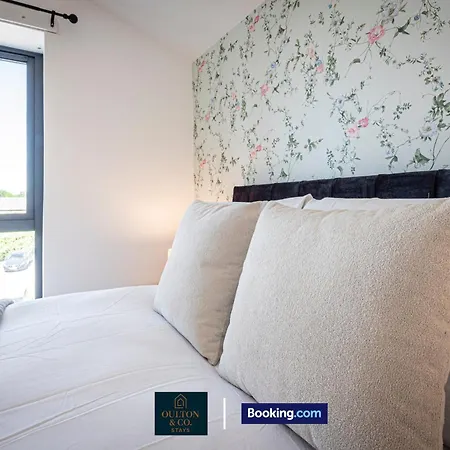 Luxury Retreat For 10 - Short Lets & Serviced With Hot Tub And Spacious Garden Casa de Férias Manchester