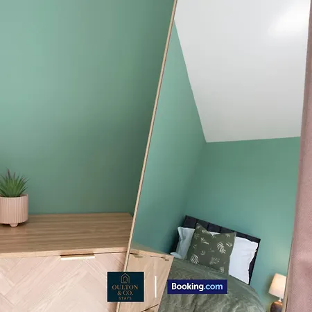 Spacious 5-bed House With A Hot Tub Sleeps 10 Feriehus