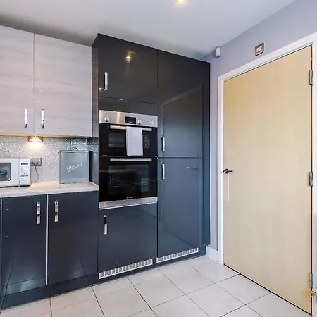 Large Townhouse By The Etihad & Coop Live Arena With Free Parking *