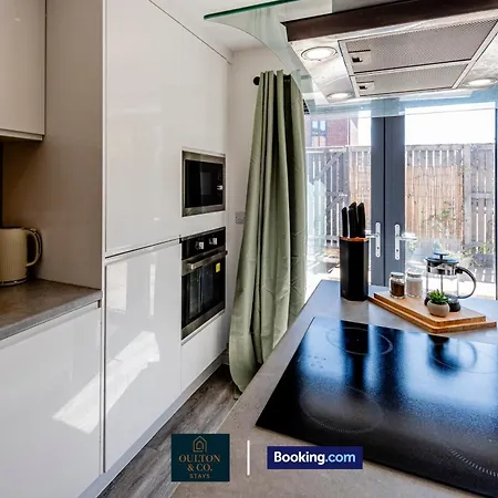 Luxury Retreat For 10 - Short Lets & Serviced With Hot Tub And Spacious Garden