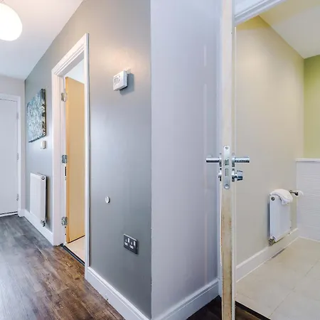 Large Townhouse By The Etihad & Coop Live Arena With Free Parking